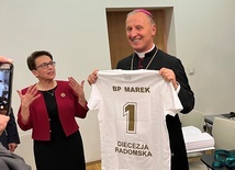 Jadwiga Kazana wręczyła bp. Markowi Solarczykowi koszulkę z numerem jeden.