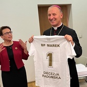 Jadwiga Kazana wręczyła bp. Markowi Solarczykowi koszulkę z numerem jeden.