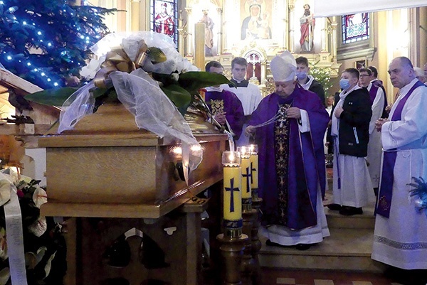 Kardynał Stanisław Dziwisz przewodniczył uroczystościom pogrzebowym hecznarowickiego rodaka.