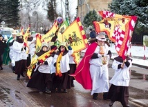 ▲	Po Mszy św. zgromadzeni udali się do Miłakowskiego Domu Kultury na wspólne kolędowanie. 