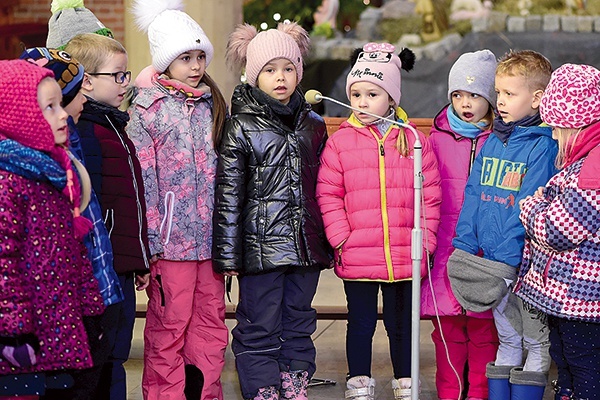 Mszę św. uświetnił śpiew chóru złożonego z sześciolatków. 