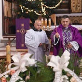Uroczystościom pogrzebowym przewodniczył ks. Wiesław Rusin.