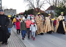 ▲	Wielu uczestników miało korony albo cały strój królewski. 