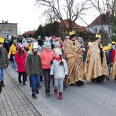 ▲	Wielu uczestników miało korony albo cały strój królewski. 