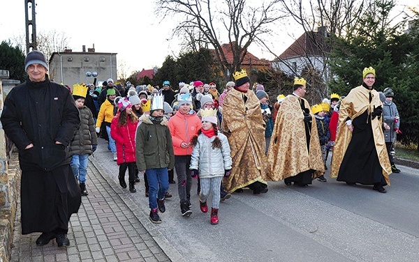 ▲	Wielu uczestników miało korony albo cały strój królewski. 