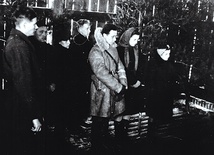 ▲	Franciszek Przysiężniak (w kożuchu) wraz z narzeczoną na Mszy Świętej w miejscowości 25 grudnia 1943 roku.