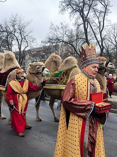 Żyrardów. Orszak po raz 4. zorganizowały Fundacja „Fabryka Feniksa”, miasto Żyrardów i parafie. W barwnej procesji uczestniczyli bp Wojciech Osial, proboszczowie i wikariusze żyrardowskich parafii, włodarze miasta i tłumy wiernych. Podniosłości wydarzeniu dodawały postacie w strojach królów, rycerzy, aniołów, pastuszków, a także dumnie kroczące wielbłądy i osioł.