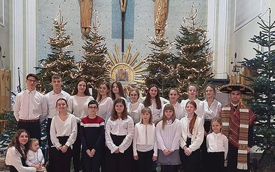 Schola młodzieżowa z Wysokienic rozpoczyna kolejny rok uwielbień w intencjach papieża Franciszka.