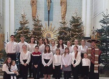 Schola młodzieżowa z Wysokienic rozpoczyna kolejny rok uwielbień w intencjach papieża Franciszka.