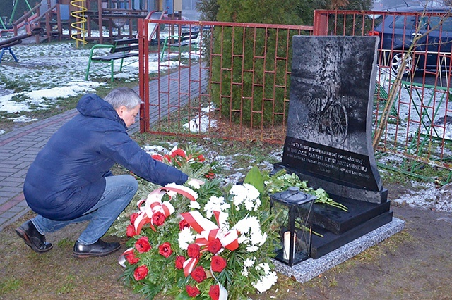 Przed SP w Bąkowie odsłonięto pomnik.