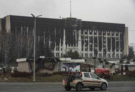 Budynek spalonego i splądrowanego butynku ratusza w Ałmacie
