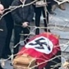 Rzym. Flaga ze swastyką na trumnie podczas pogrzebu