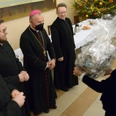 Słuchacze Szkoły Biblijnej dla Dorosłych wręczyli bp. Markowi słodki upominek - sanie z rzemieślniczo wykonanym piernikiem.