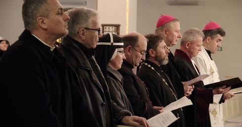 Ekumeniczne spotkania gromadzą na wspólnej modlitwie przedstawicieli różnych wyznań.