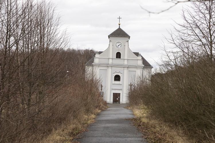 Krzywy kościół w Karwinie