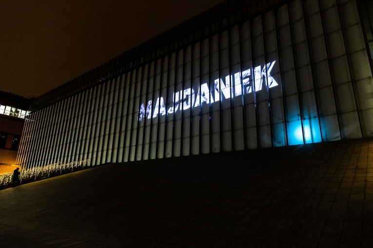 Jedną z form upamiętnienia więźniów jest napis "Majdanek" wyświetlany na Centrum Spotkania Kultur w Lublinie.