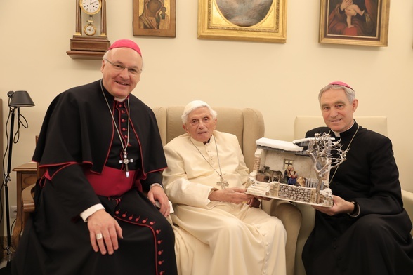Watykan: Benedykt XVI słaby fizycznie, ale bacznie śledzi wydarzenia