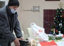 Każdy głodny mógł odebrać wigilijny posiłek i paczkę świąteczną.