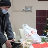 Każdy głodny mógł odebrać wigilijny posiłek i paczkę świąteczną.