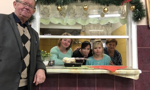 W Kuchni św. Brata Alberta na głodnych wraz z prezesem Piotrem Ryszką czekały: Katarzyna Kasner, Katarzyna Krawczyk, Alicja Czepiel, Halina Stępień.