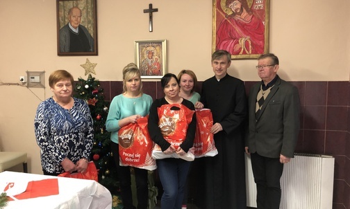 Pamiątkowe zdjęcie przy choince w bielskiejKuchni św. Brata Alberta.