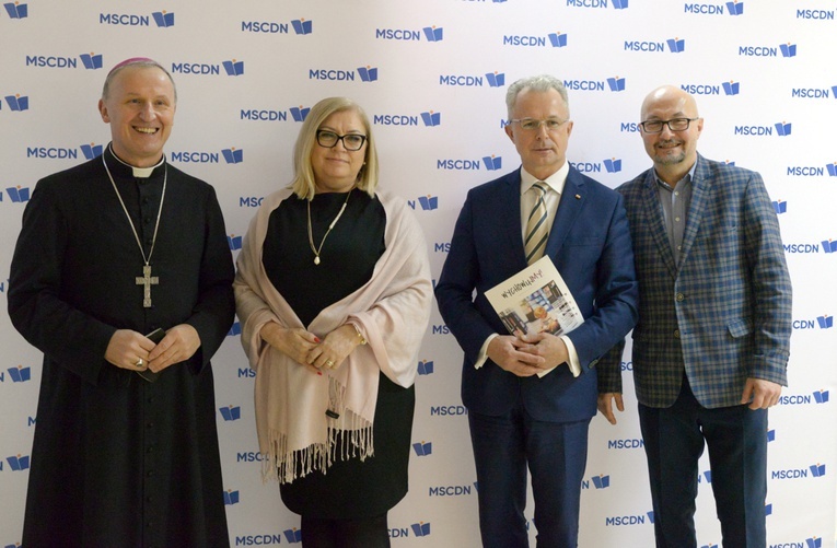 Uczestnicy konferencji promują kurs kwalifikacyjny w zakresie wychowania do życia w rodzinie. Stoją od lewej: bp Marek Solarczyk, Jolanta Strojek, Sławomir Adamiec i Bogusław Tundzios.