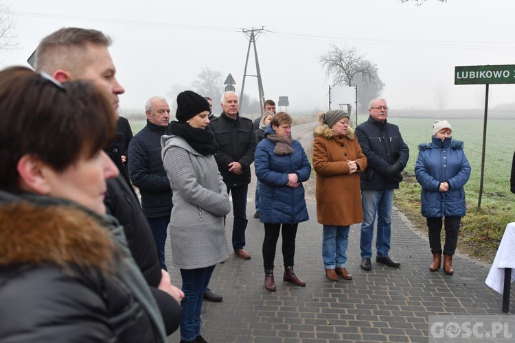 Mieszkańcy Rokitna postawili nowy przydrożny krzyż