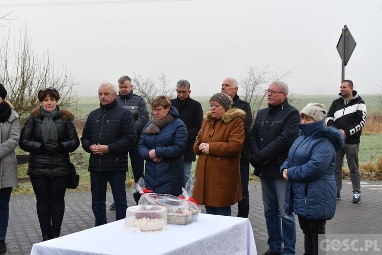 Mieszkańcy Rokitna postawili nowy przydrożny krzyż