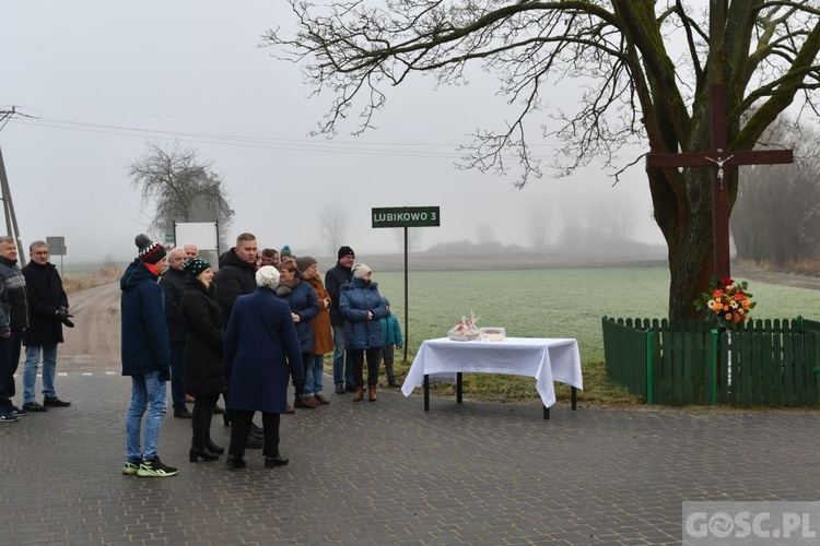 Mieszkańcy Rokitna postawili nowy przydrożny krzyż