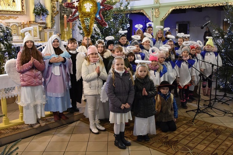 Kolędnicy z głuszyckiej parafii pw. Matki Bożej Królowej Polski.
