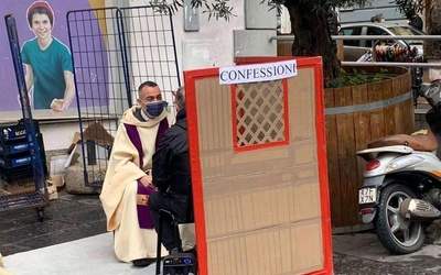 Ksiądz z Neapolu spowiada na ulicy