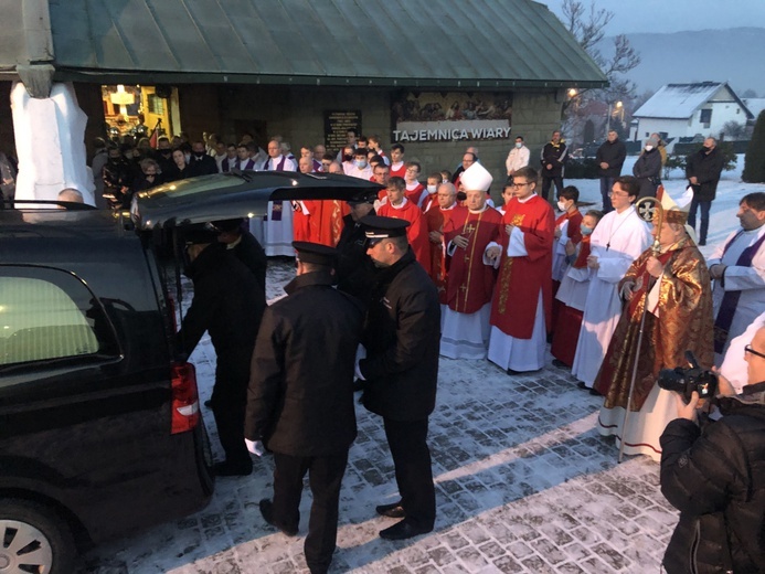 Ostatnie pożegnanie śp. ks. kan. Tadeusza Krzyżaka w Bystrej Krakowskiej