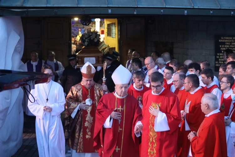 Ostatnie pożegnanie śp. ks. kan. Tadeusza Krzyżaka w Bystrej Krakowskiej