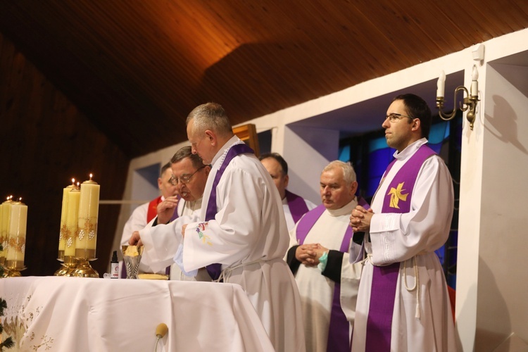 Ostatnie pożegnanie śp. ks. kan. Tadeusza Krzyżaka w Bystrej Krakowskiej