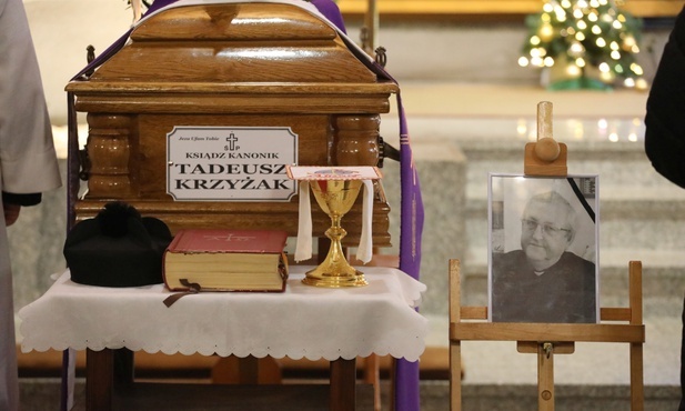 Przy trumnie św. ks. kan. Tadeusza Krzyżaka modlili się liczni kapłani i wierni. 