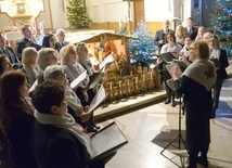 Kierownikiem chóru jest Barbara Wrzask, organistka w parafii na radomskim osiedlu Gołębiów II.