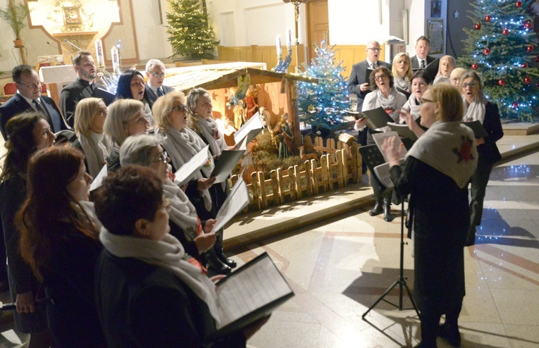Kierownikiem chóru jest Barbara Wrzask, organistka w parafii na radomskim osiedlu Gołębiów II.