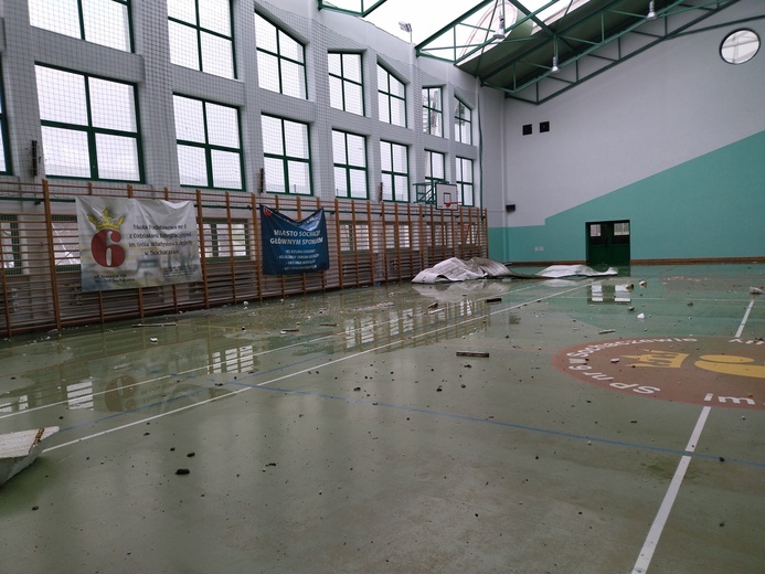 W Sochaczewie wichura zerwała dach z hali sportowej.