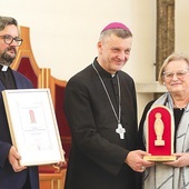 	Lidia Greń-Wajdzik odbiera nagrodę z rąk bp. Romana Pindla i ks. Piotra Hoffmanna.