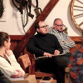 	Dr Radosław Biskup opowiada o miłoradzkim nauczycielu w czasie spotkania w Dawnej Wozowni.