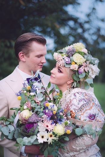 Julia i Bartek są wpatrzeni w siebie, jednak między nimi jest Chrystus, który łączy, a nie dzieli. 