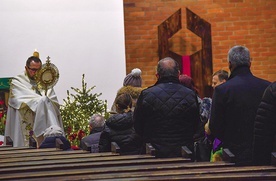 ◄	Kolędowanie  w kościele parafialnym św. Wojciecha w Koszalinie. Błogosławieństwo rodzin Najświętszym Sakramentem.
