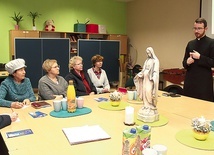 ►	Ksiądz Szumilas wyjaśnia rytm formacji według wskazań św. Ludwika.