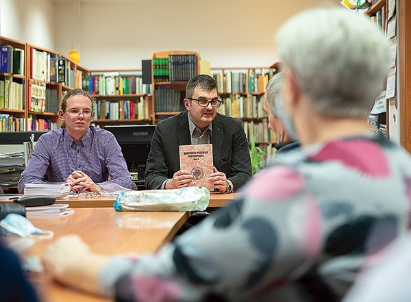 ▲	Książki zaprezentowano na spotkaniu w bibliotece.