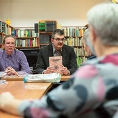 ▲	Książki zaprezentowano na spotkaniu w bibliotece.