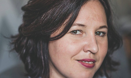 Joanna Kojda „O psie, który jeździł koleją” to moja ulubiona książka z dzieciństwa. Pamiętam, jak wieczorami mama wyświetlała nam tę historię na specjalnym projektorze na ścianie w pokoju. Bardzo lubiłam te chwile, kiedy w piżamach, gotowi do spania siadaliśmy razem z trojgiem mojego rodzeństwa i z otwartymi buziami słuchaliśmy opowieści o bohaterskim psie Lampo, który żył naprawdę, a znany był z tego, że samodzielnie podróżował pociągami po Włoszech. Podobnie jak Lampo do dziś uwielbiam podróże, szczeg...
