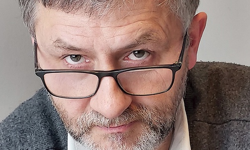 Franciszek (fałszerz)Kucharczak Zawsze interesowała mnie historia, ciągle rysowałem rycerzy, konie, sceny bitewne. Przeglądałem albumy z malarstwem i wielokrotnie przypatrywałem się obrazom historycznym. W połowie podstawówki natknąłem się na Trylogię Sienkiewicza. I wtedy otworzył się przede mną ten świat, który oglądałem na obrazach, ale jeszcze lepszy, bo tu ja sam „malowałem” sobie w myślach to, o czym czytałem. A czytałem zachłannie, w kółko i na wyrywki. Nie wiem, ile razy te książki przeczytałem,...