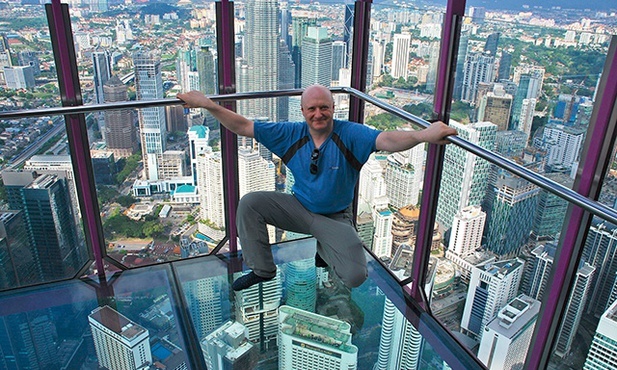 Tomasz Cukiernik na tle Kuala Lumpur (Malezja)