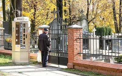 ▼	Cmentarz Salwatorski, zamknięty rok temu z powodu obostrzeń na czas uroczystości Wszystkich Świętych.