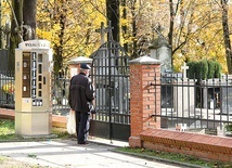 ▼	Cmentarz Salwatorski, zamknięty rok temu z powodu obostrzeń na czas uroczystości Wszystkich Świętych.